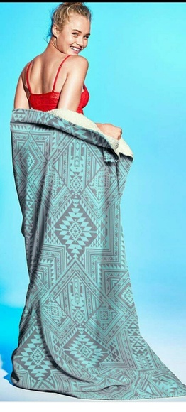 ♡rare vspink sherpa blanket♡ - Picture 2 of 2